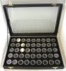 Display mit 45 Döschen (leer) und Deckel